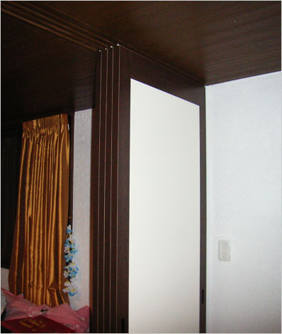 ■写真2:3枚の襖(ふすま)を立て「夫/婦寝室」に(天野彰)