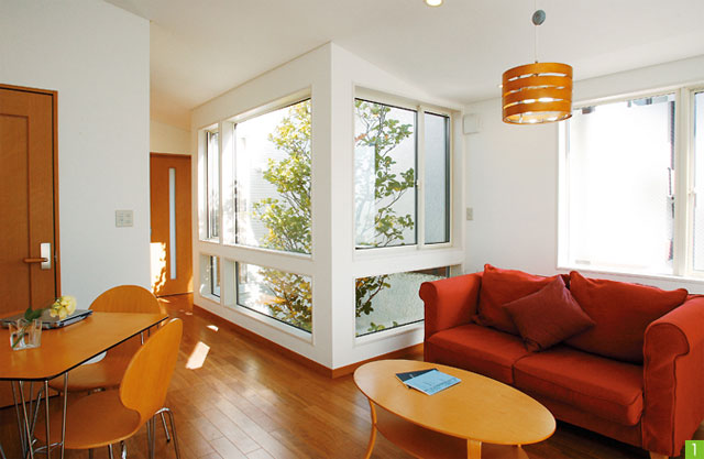 新築時に植えたシャラの木が眺められる、子世帯リビング