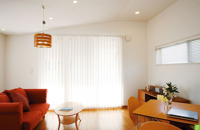 屋根の形を活かした勾配天井で、いっそうの広がりを演出