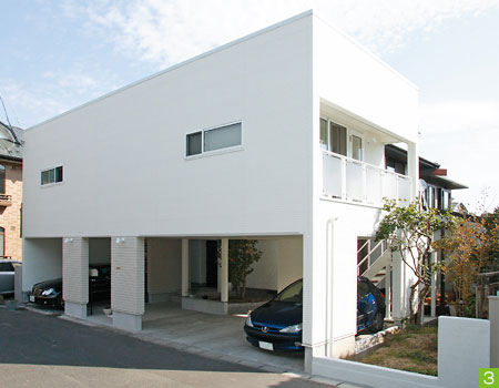 片流れ屋根のシンプルでモダンな外観、横長の窓が印象的