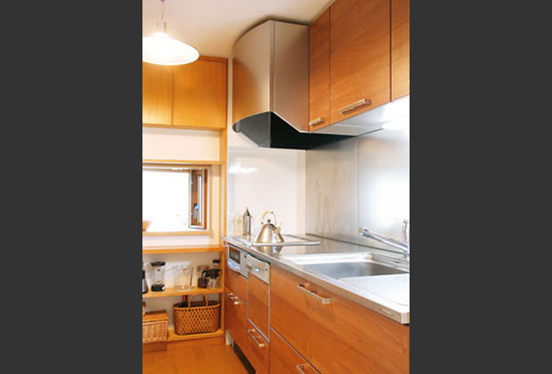 キッチンはサッシを出窓に広々