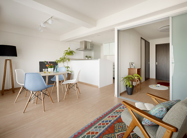 LKD2 リビングと面した3枚引戸を開け放つと隣接する居室と一体化した解放的な空間になります。