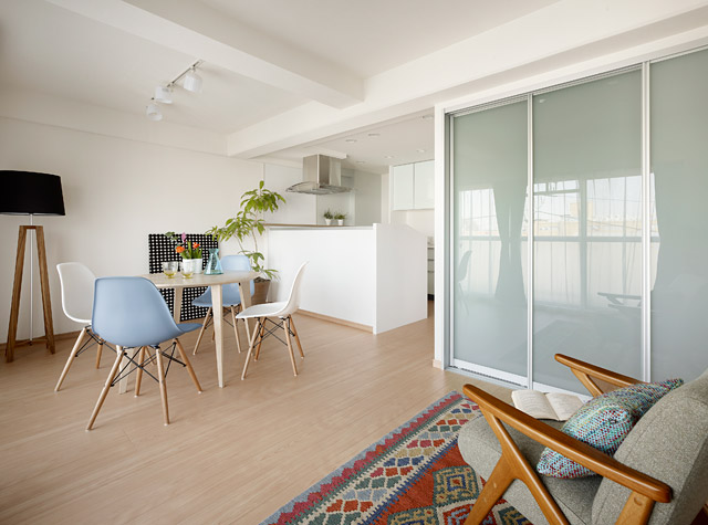 LKD3 　ダイニングの天井にはレールライトを採用。