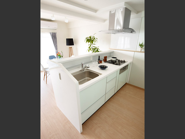 料理も楽しめる対面キッチン　横の壁面には調味料などを置けるカウンターも設置。