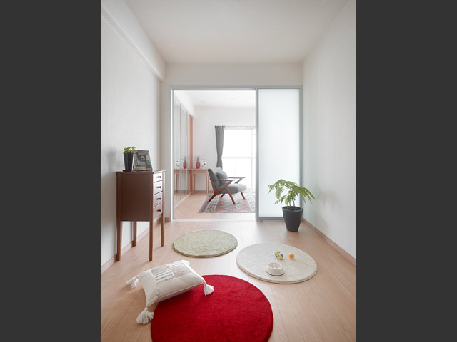 透過性のある3枚引戸で、リビングからの明かるい光を取り入れる工夫がされた居室。