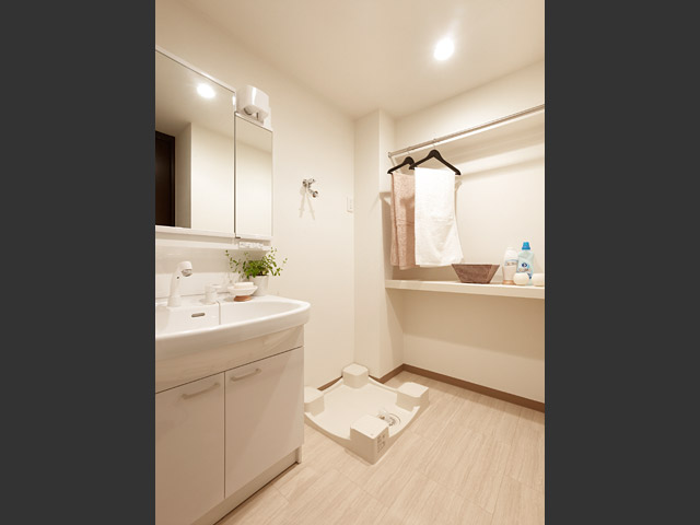 洗面脱衣所　ハンガーをかけられるラックも完備されて使い勝手は抜群です。