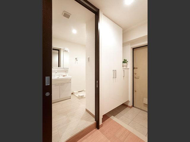 玄関入って直ぐ洗面脱衣所