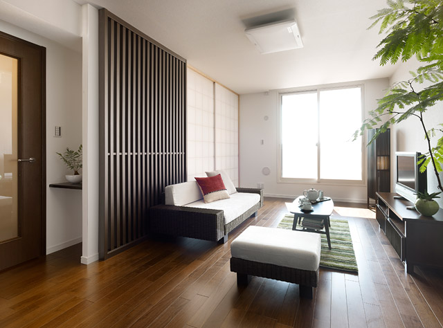 リビングと繋がる居室の間仕切りは開け閉めが自由にできるものへ変更。間仕切り自体も障子とすることで、閉めた状態でも圧迫感を与えない工夫がされています。