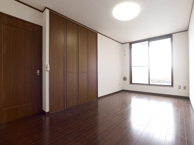 before リビング2　リビング隣の居室とはもともと壁で仕切られていたものを撤去しています。