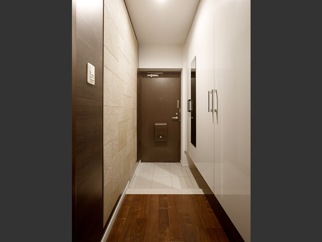 玄関の右側の壁は全て収納とすることで、すっきりした玄関に