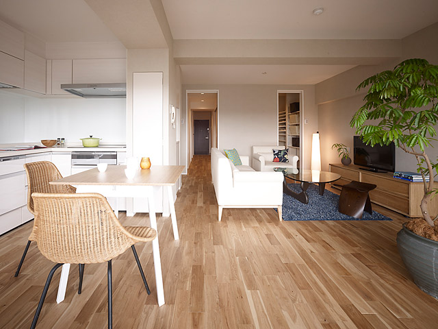 LDKは、間仕切りなどを全て撤去しひとつの大空間とした。