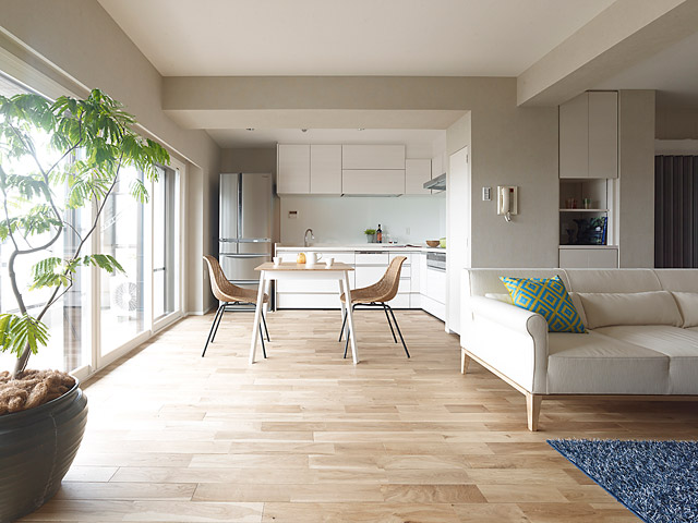 ダイニング・キッチンは、キッチンはL字型で、IHクッキングヒーターなどのエネルギー使用量もHEMSのモニターでひと目で分かるようになっている。