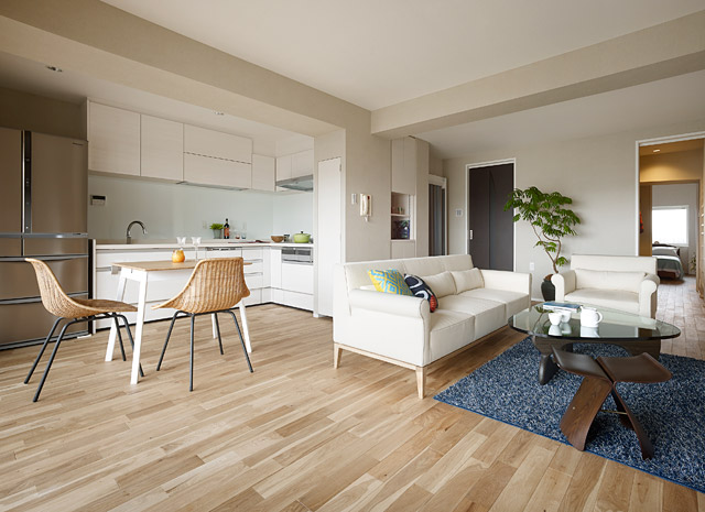 撤去した和室の一部をリビングとウォークスルークローゼットとし、そこを介して寝室に繋がる動線を確保した。