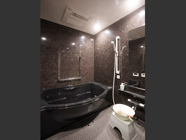 間取りを一新する際に、一回り大きな浴槽とミストサウナを取り付けた。手足を伸ばしてゆっくりくつろげる空間になった。