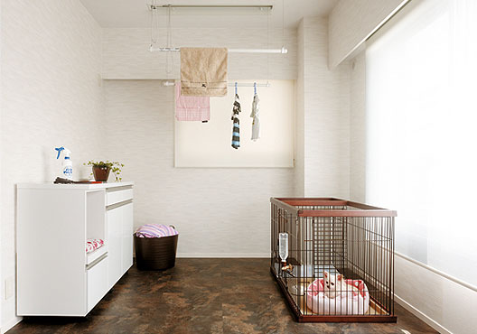 サンルーム床はフロアタイル、洗濯物を干すのにぴったり