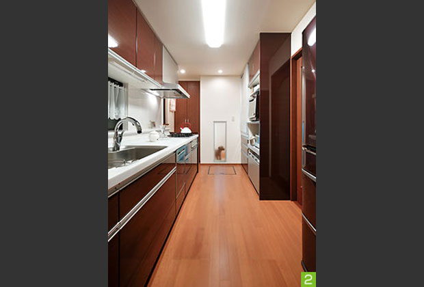 収納豊富なキッチン　愛犬の居場所として活用