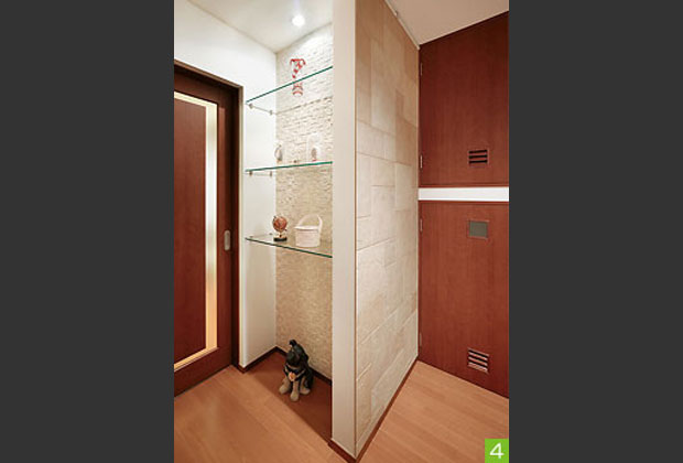 玄関ホールには、飾り棚を新設して空間のアクセントに