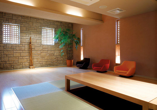 ご主人希望の「蔵」をイメージモダンな椅子もとけ込む空間