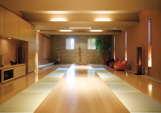 左奥格子引き戸は母屋へつながるドア