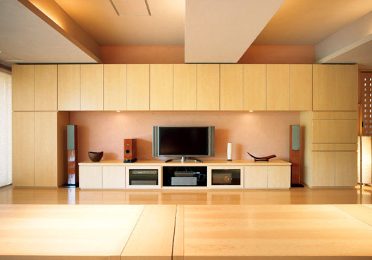 片側に壁面収納を造作　大型テレビやオーディオがすっきり