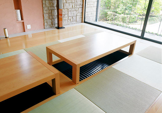 テーブル下に床として収納