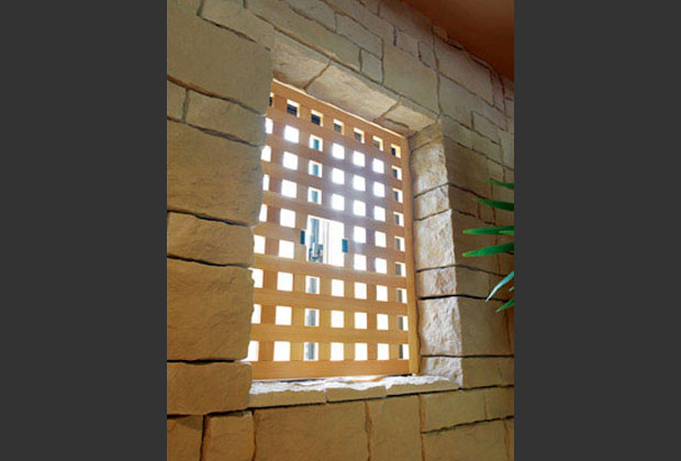 奥の窓　格子飾りの中央部分が開きサッシの鍵も開閉