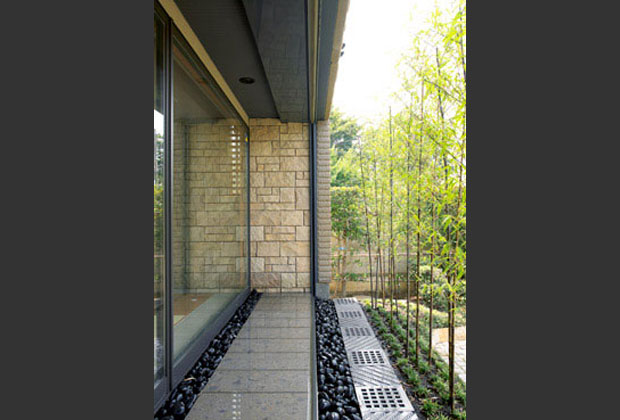 緩衝ゾーン　リュウノヒゲで内と外をつなぐ趣のある空間に