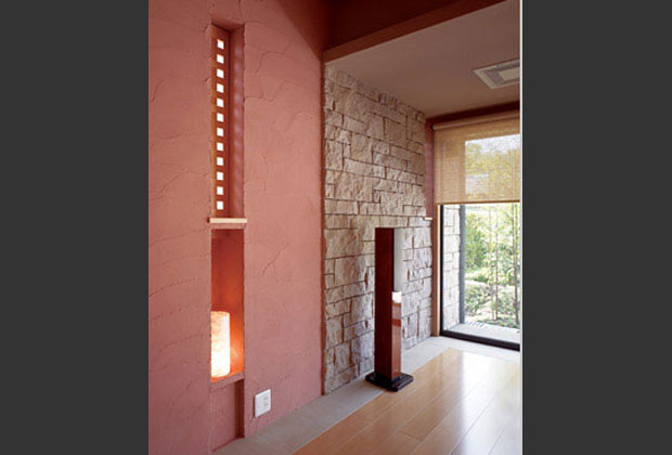 ご主人こだわりの渋いピンクの塗り壁　扇形模様は手作業