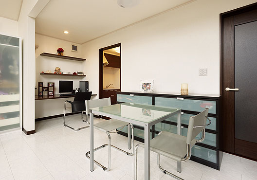 フローリングと壁は、外からの光が反射するホワイトを選択