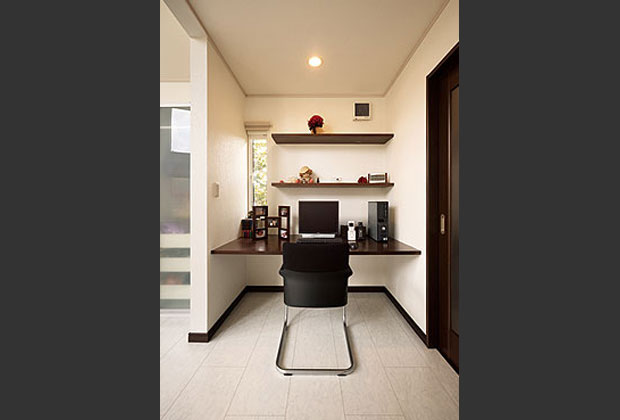 子育てに忙しい娘さまのために、書斎をキッチンの隣に配置