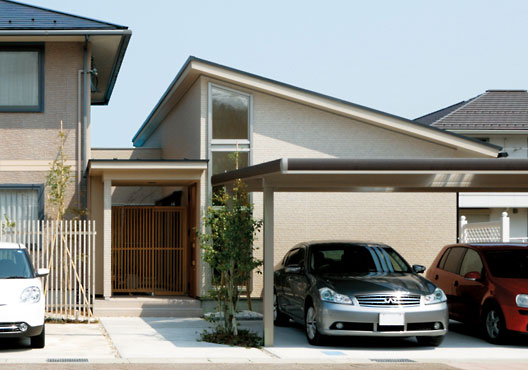 母屋の右側に片流れ屋根の建物を増築　格子戸と坪庭の後方で母屋とつなぐ