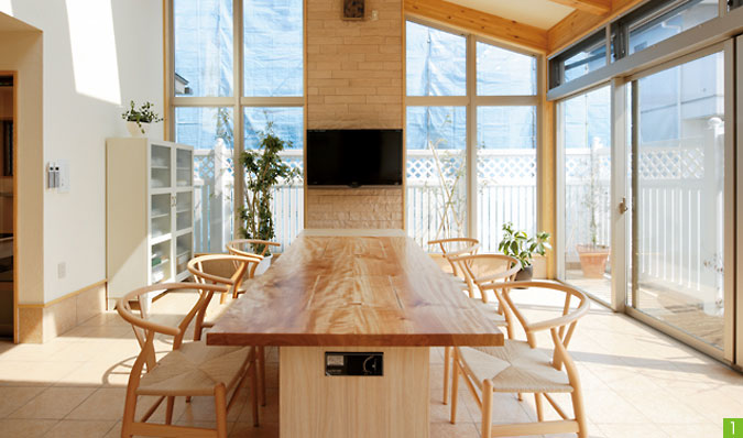 採光と通風が楽しめるインナーテラス　床タイルは店舗用の防汚材を、壁は臭いを軽減する珪藻土塗り