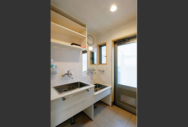 用途別の２段シンクを設けたコーナー　愛犬の散歩帰りに直接入れて便利