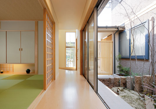 障子を開けると坪庭が眺められます