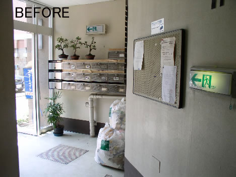 BEFORE（ビル入口）