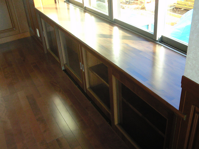 創りつけの家具