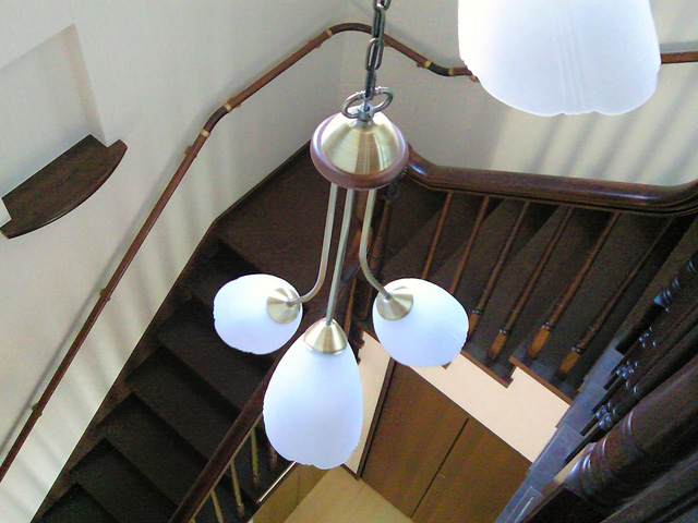 ライトが印象的な階段空間