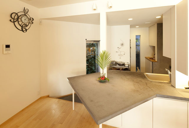 キッチンカウンターはコンクリート。以外なチョイスですが、タフな素材で使い勝手は抜群です。