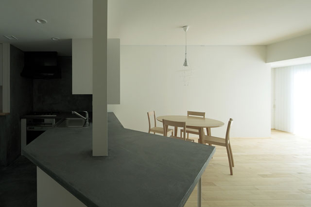 昼間のリビングには柔らかな光が満ちています。