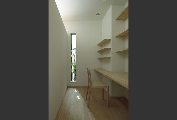 リビングの脇には奥様の作業部屋。繋がっているけど閉じている、ちょっとした秘密基地です。