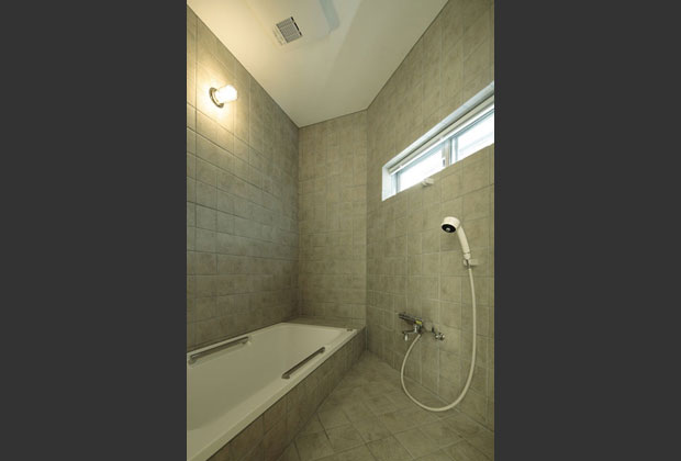 建物の形を活かして、大胆な形の浴室。広々しています。