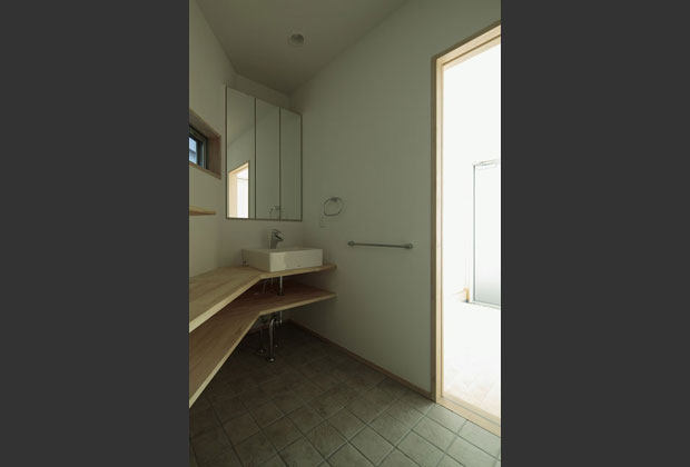 洗面脱衣室は収納量をしっかりと確保。