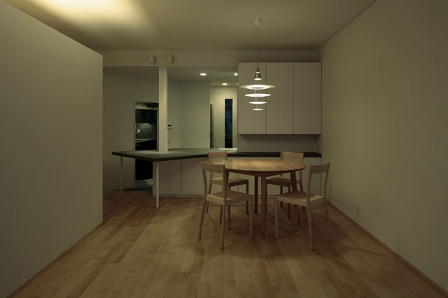 夜のダイニング。照明も家を楽しむ重要な要素です。