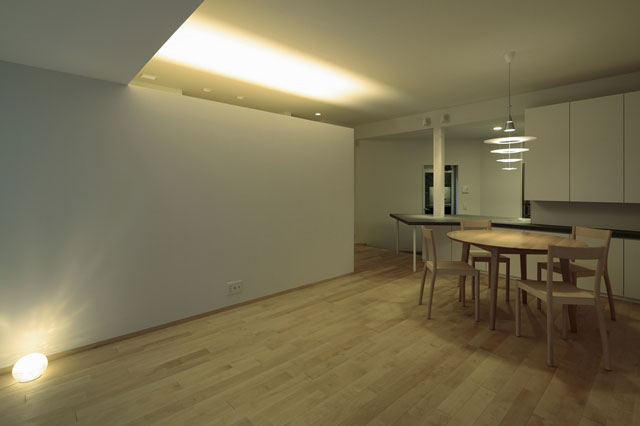 間仕切り壁に仕込んだ照明が天井を照らします。