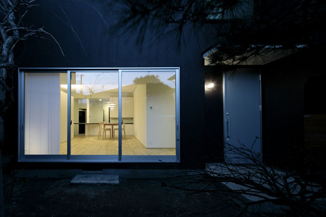 庭からみるとちょっとした絵画のよう。