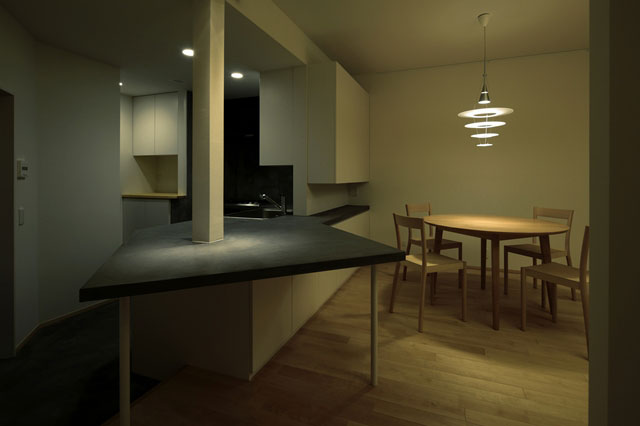 オリジナルのテーブルに合わせて、照明を選びます。