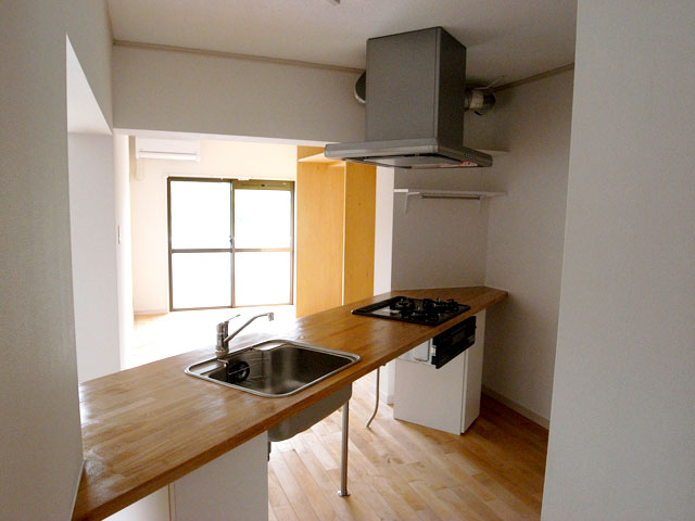 A室：キッチンからダイニングを眺める