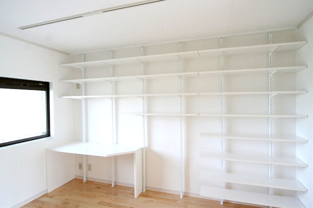 A室：壁面全体に備え付けの飾り棚