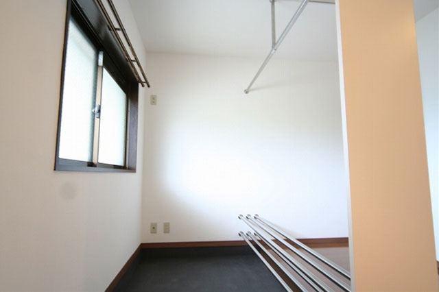 C室：シンプルな室内2