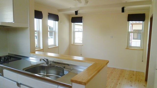 AFTER：対面キッチンと上げ下げ窓でモダンな雰囲気